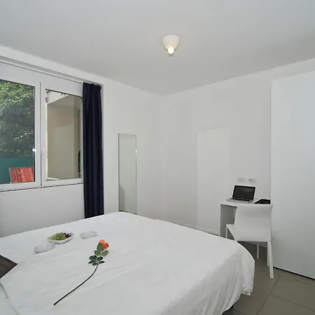 Appartement Sleeps 2 Pool Air Con *
