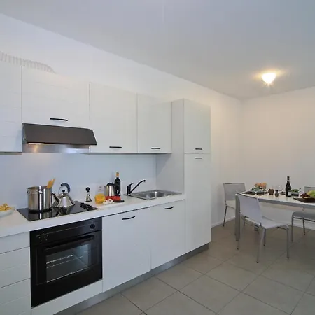 Sleeps 2 Pool Air Con Appartement